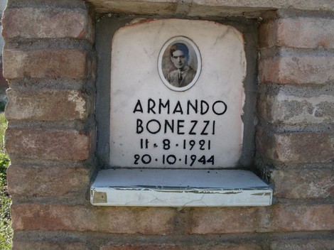 Cippo commemorativo dedicato ad Armando Bonezzi, con foto e date significative.
