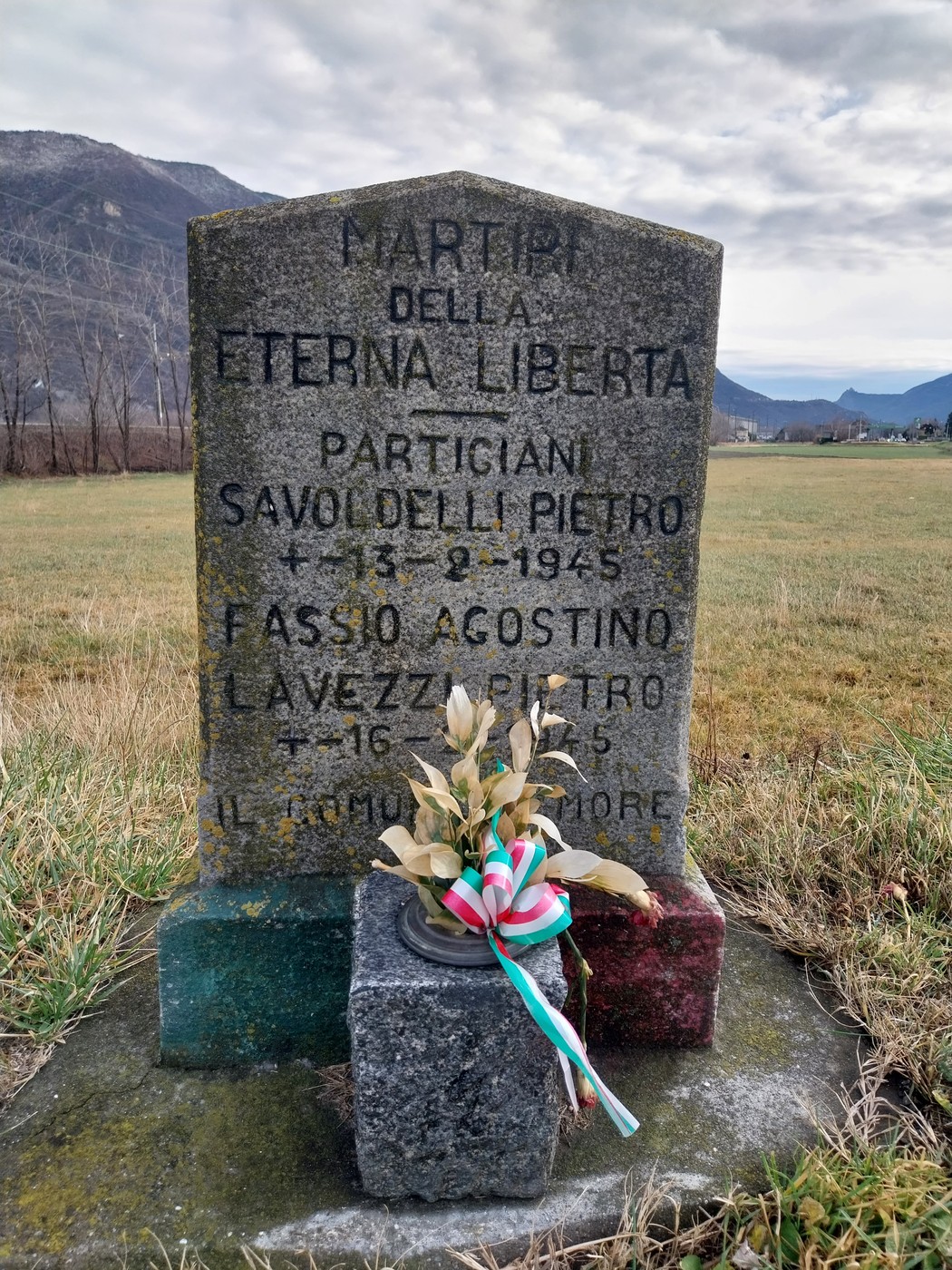 Cippo commemorativo dedicato ai partigiani Savoldelli, Fassio e Lavezzi, in memoria della loro lotta per la libertà.