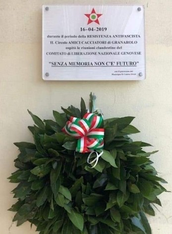 Targa commemorativa dedicata al CLN, con corona di alloro e nastrini tricolori.