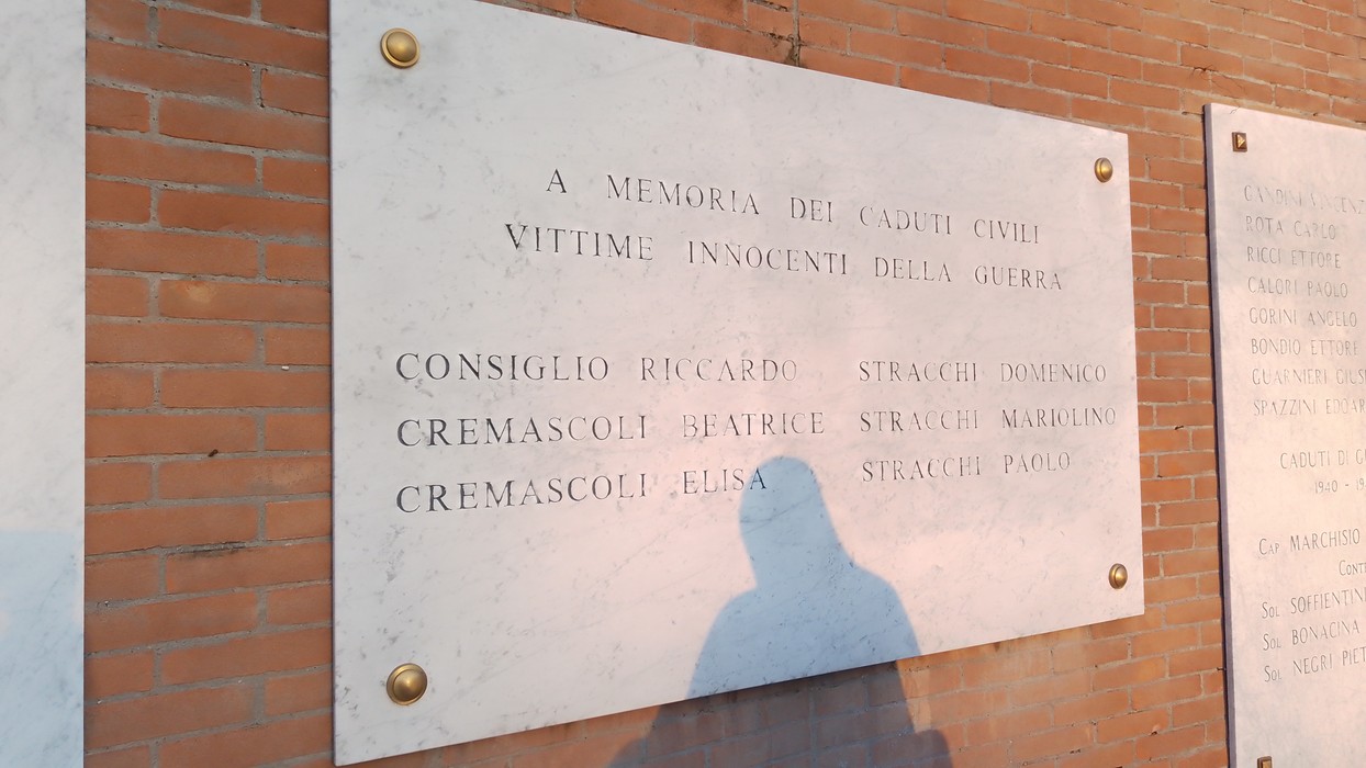 Monumento ai caduti, lapide commemorativa con nomi di vittime civili della guerra e dedica in memoria.