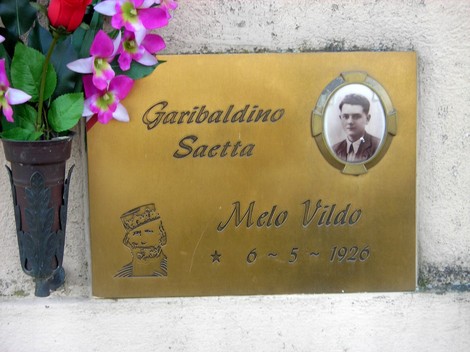 Monumento commemorativo dedicato agli eventi tragici di Mottalciata, con omaggio floreale e dettagli significativi.