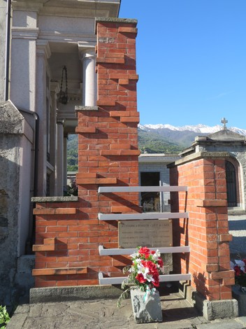 Monumento dedicato ai caduti nei Lager, commemorativo e riflessivo tra la natura e la memoria.