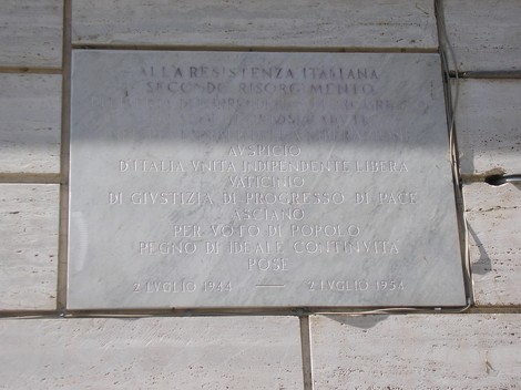 Lapide commemorativa dedicata alla Resistenza Italiana, affissa al municipio.