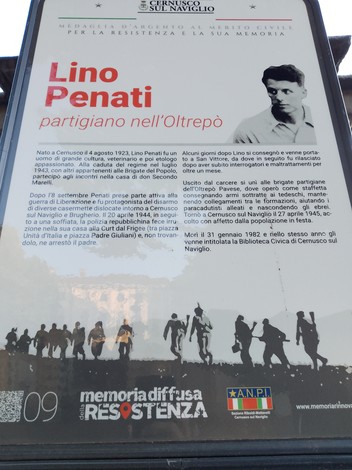 Targa commemorativa dedicata a Lino Penati, partigiano nell'Oltrepò, con informazioni sulla sua vita e resistenza.