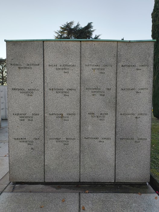 Monumento commemorativo con lastre di marmo dedicate ai caduti sovietici. Atmosfera di rispetto e memoria.