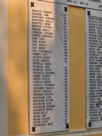 Lapidi commemorative dedicate ai caduti e dispersi della guerra 1940-45, con elenchi di nomi.