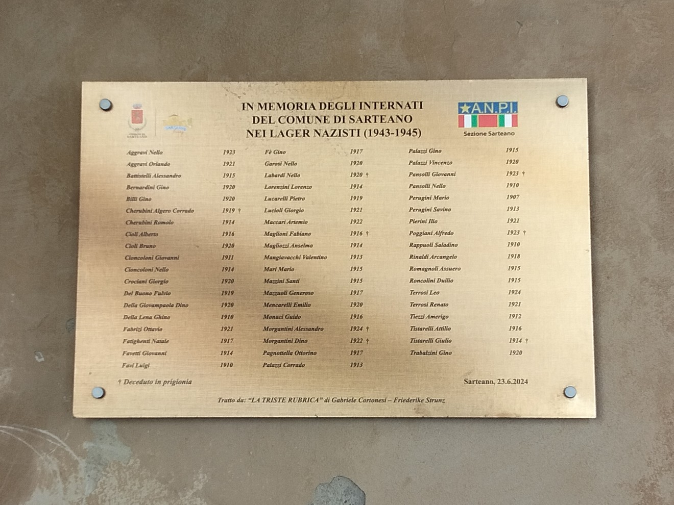Targa commemorativa dedicata ai deportati di Sartiano nei lager nazisti tra il 1943 e il 1945.