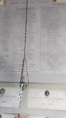 Cappella ai caduti di Brugherio, con iscrizioni commemorative e una decorazione centrale.