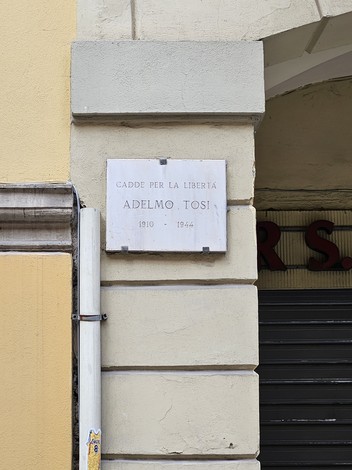 Lapide commemorativa in onore di Adolfo Tosi, caduto per la libertà, 1910-1944.