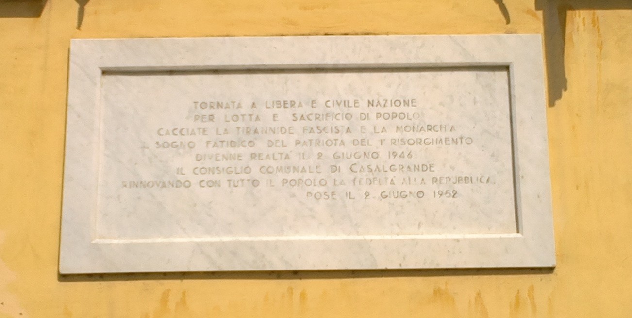 Lapidi commemorative che celebrano la liberazione, onorando la lotta per la libertà e il sacrificio del popolo.