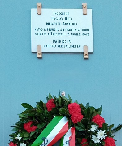 Lapide commemorativa dedicata a Paolo Reti, ingegnere e patriota, con un omaggio floreale.