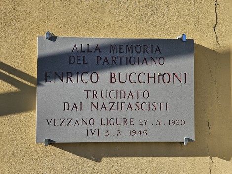 Lapide commemorativa in onore di Enrico Bucchioni, partigiano trucidato dai nazifascisti a Vezzano Ligure.