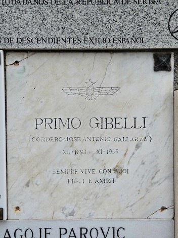 Memoriale alle Brigate Internazionali con iscrizioni commemorative su pietra.