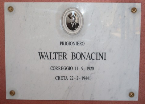 Targa commemorativa di Walter Bonacini, prigioniero, presso il Sacrario ai Caduti di Bibbiano.