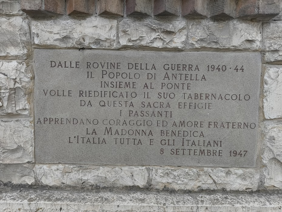 Tabernacolo commemorativo dedicato alla ricostruzione postbellica di Antella, con iscrizioni storiche.