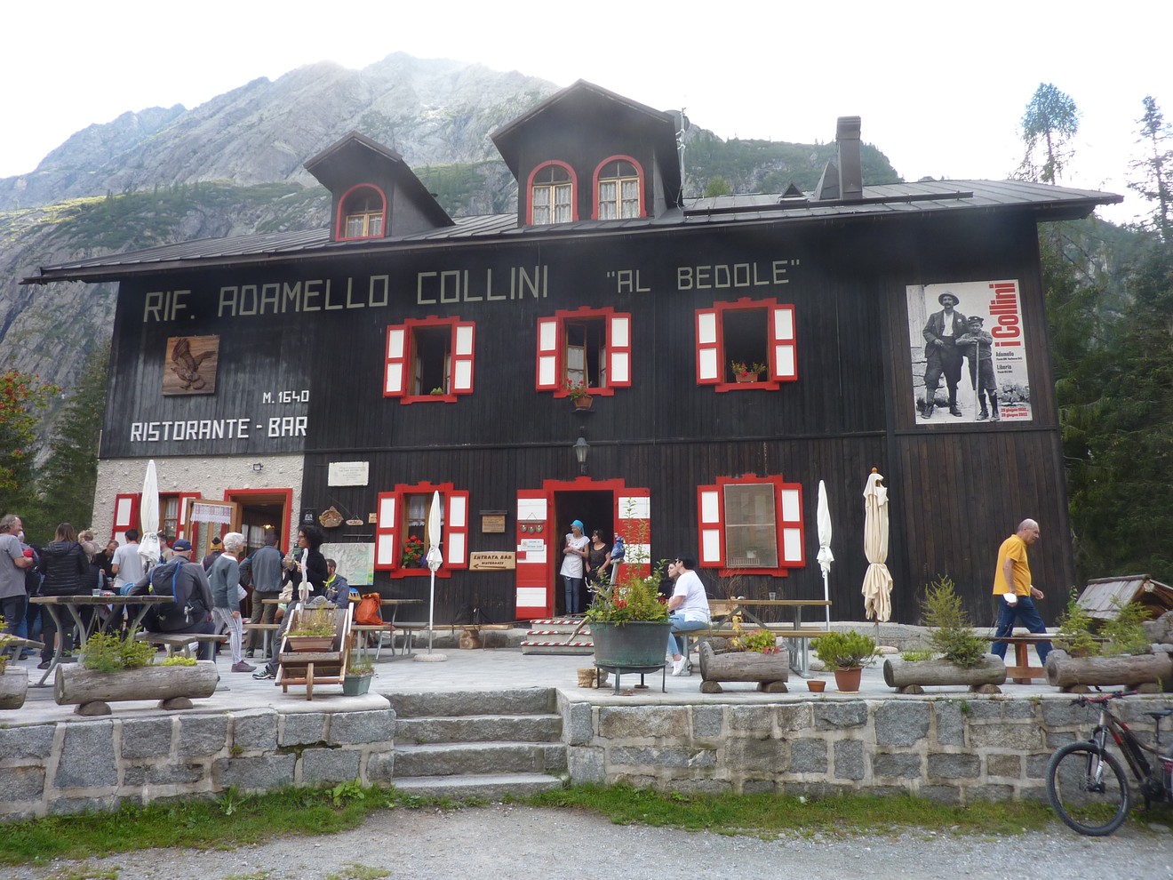 Rifugio Collini in montagna, con ristorante e bar, incorniciato da paesaggi alpini suggestivi.