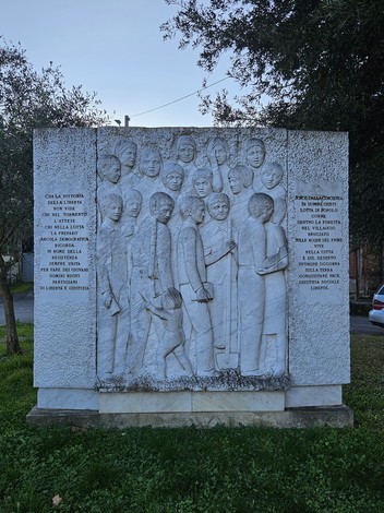Monumento alla Resistenza con bassorilievi che rappresentano figure storiche e simboli di lotta e libertà.