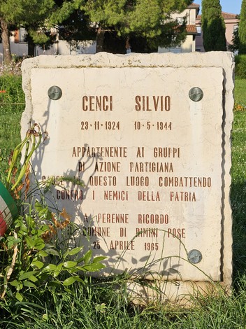Cippo commemorativo a Cenci, dedicato a un partigiano caduto durante la Seconda Guerra Mondiale.