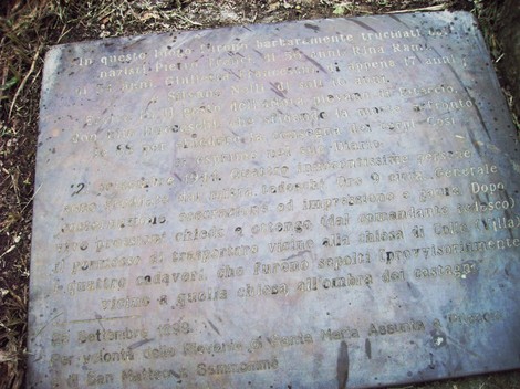 Cippo di Bertocci: monumento commemorativo con dettagli storici, immerso nella natura.