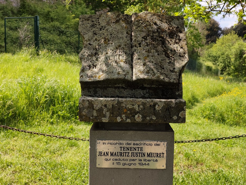 Cippo commemorativo dedicato al tenente Jean Mauritz Justin Meuret, situato in un'area verde.