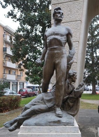 Scultura commemorativa che celebra la Resistenza, raffigurante un uomo in piedi e una donna inginocchiata.