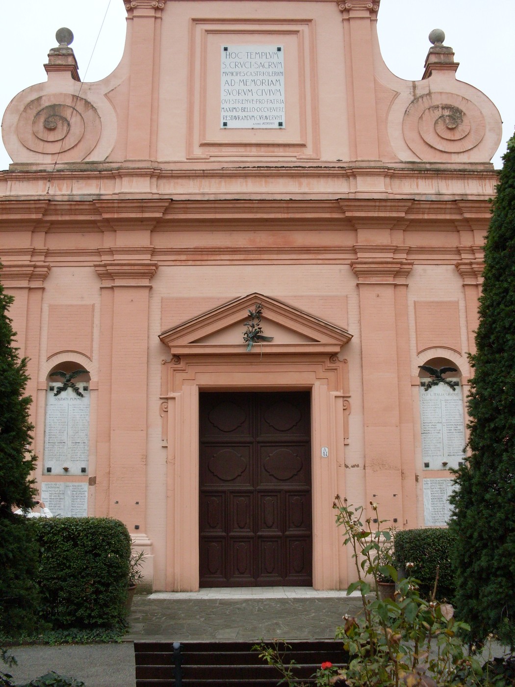 Lapidi commemorative ai caduti situate nella chiesa di Castellarano, simbolo di memoria e rispetto.