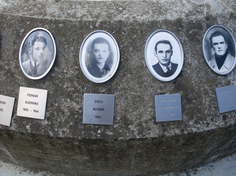 Monumento alla Pace e alla Libertà, dedicato ai caduti per la libertà, con ritratti in memoria delle vittime.