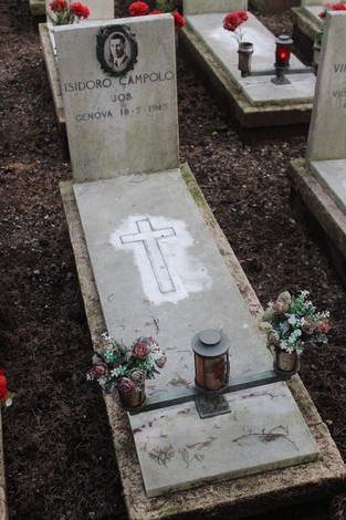 Tombe perpetue dei caduti per la Libertà, con fiori e candele in un cimitero.