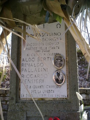 Monumento commemorativo dedicato ai caduti per la libertà e al sacrificio di eroi.