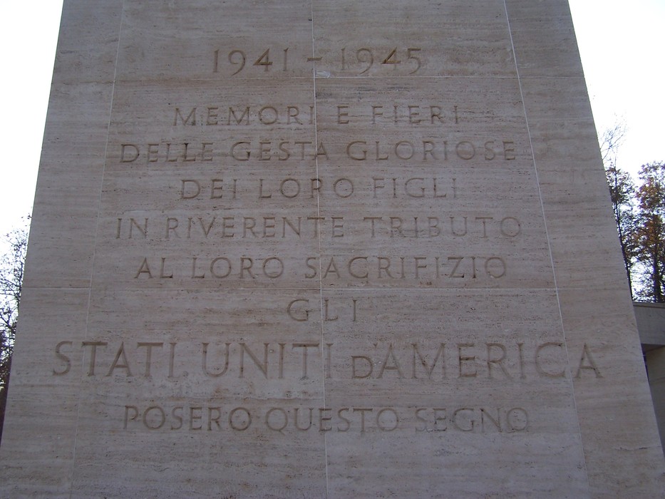 Cimitero Militare Americano: monumento commemorativo per i soldati statunitensi caduti tra il 1941 e il 1945.