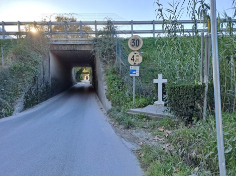 Croce a Bargagli in un paesaggio tranquillo lungo una strada pedonale.