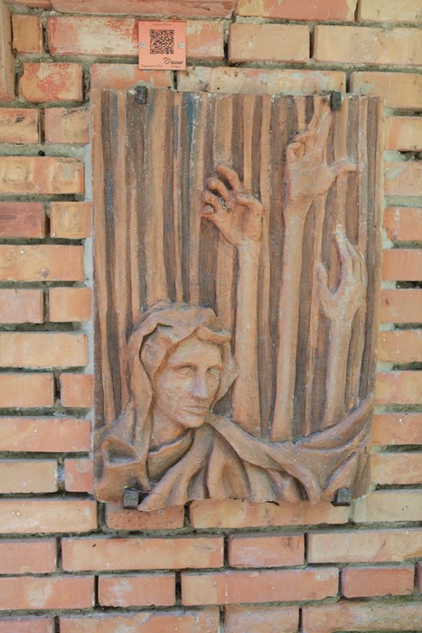 Il Monumento delle 128 partigiane rappresenta un'opera in terracotta con figure simboliche di resistenza e libertà.