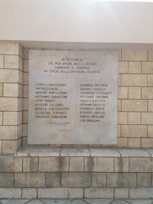Lapidi commemorative in piazza del Popolo, dedicate ai caduti per la libertà e la giustizia.