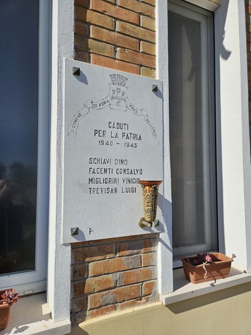 Lapide commemorativa dedicata ai martiri di Bellombra, con i nomi dei caduti della Seconda Guerra Mondiale.
