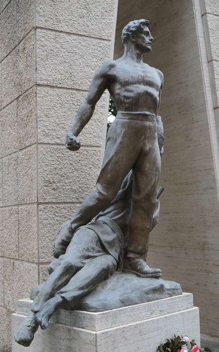 Monumento alla Resistenza: scultura che celebra il coraggio e il sacrificio dei partigiani nella lotta per la libertà.