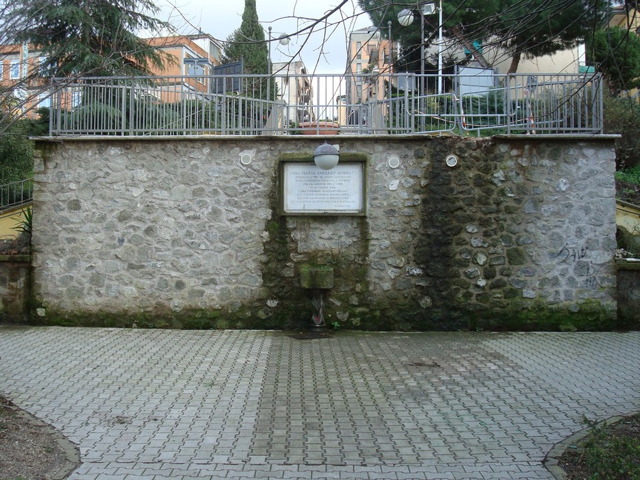 Lapide commemorativa dedicata a Enriquez Agnoletti, situata in un'area pubblica con pavimentazione in pietra.