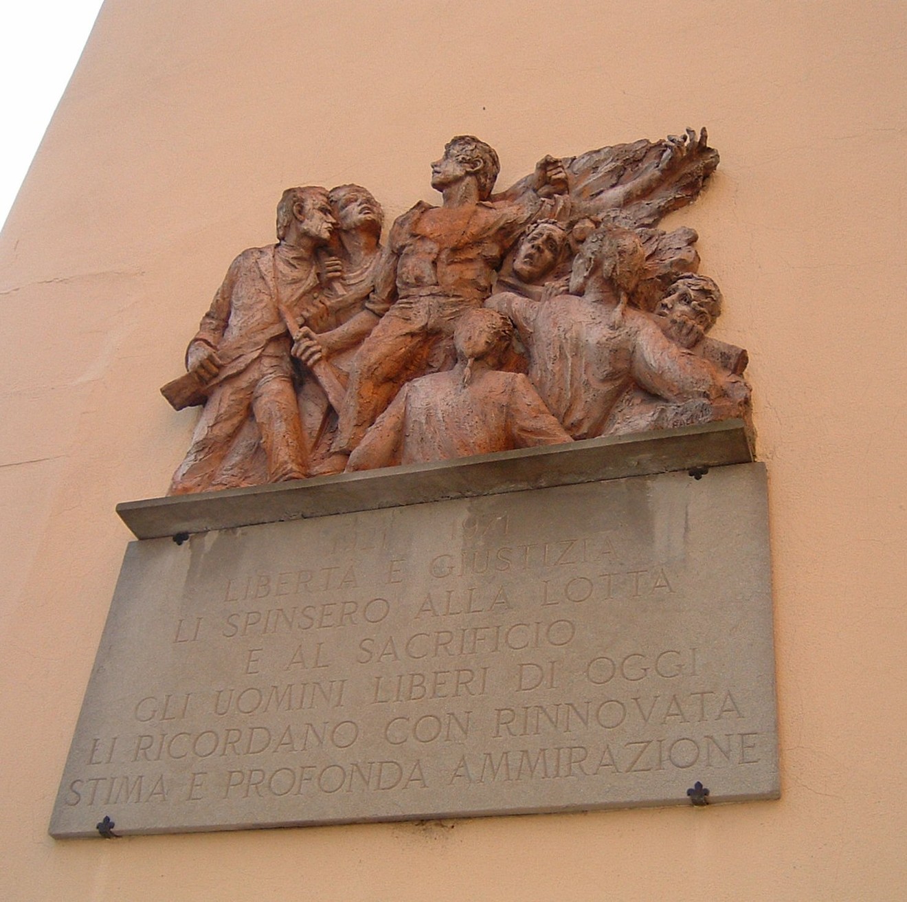 Lapide commemorativa dedicata ai moti del 1821, simbolo di libertà e giustizia per gli uomini liberi.