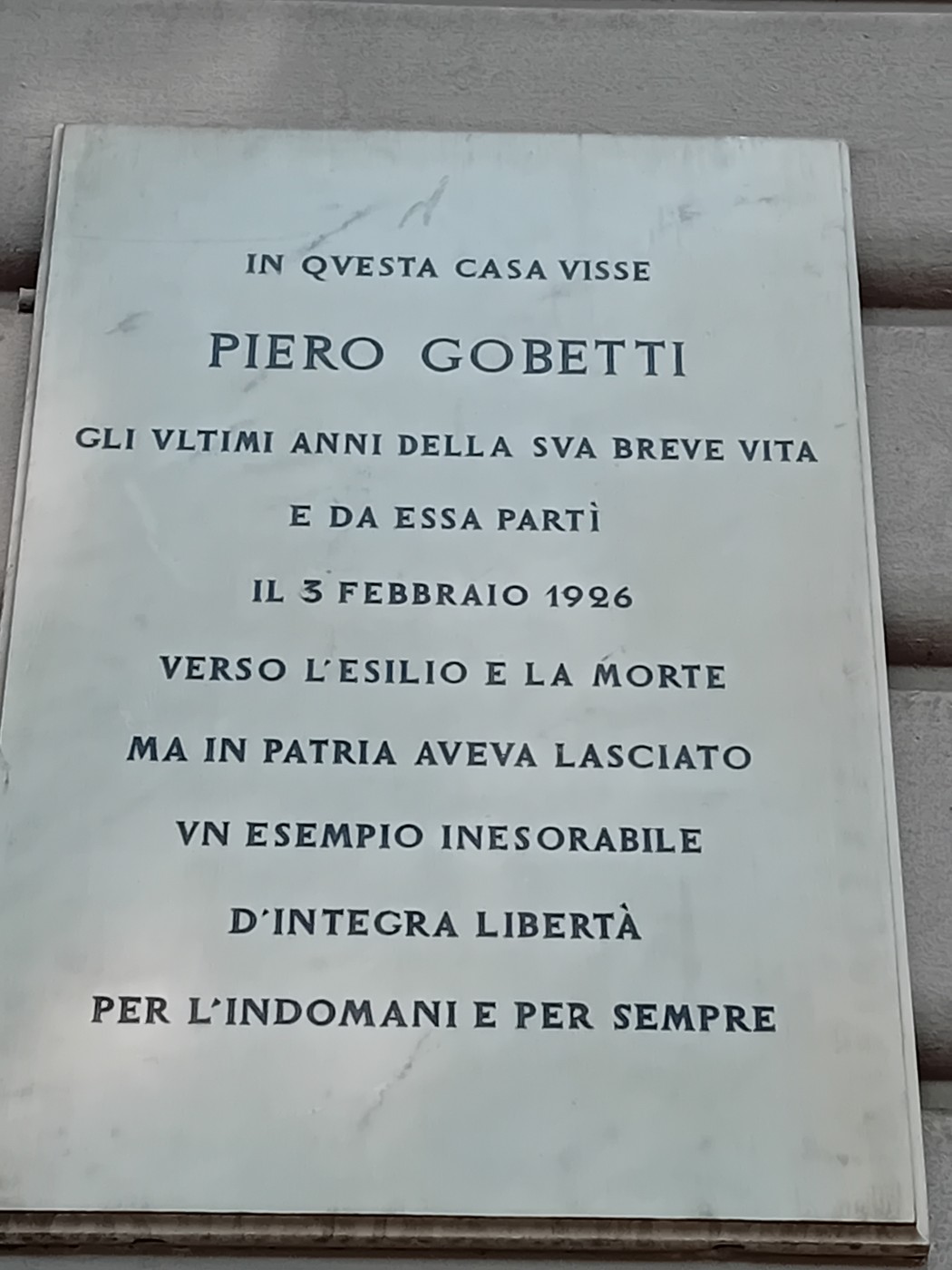 Lapide commemorativa dedicata a Piero Gobetti, situata sulla facciata di un edificio storico.