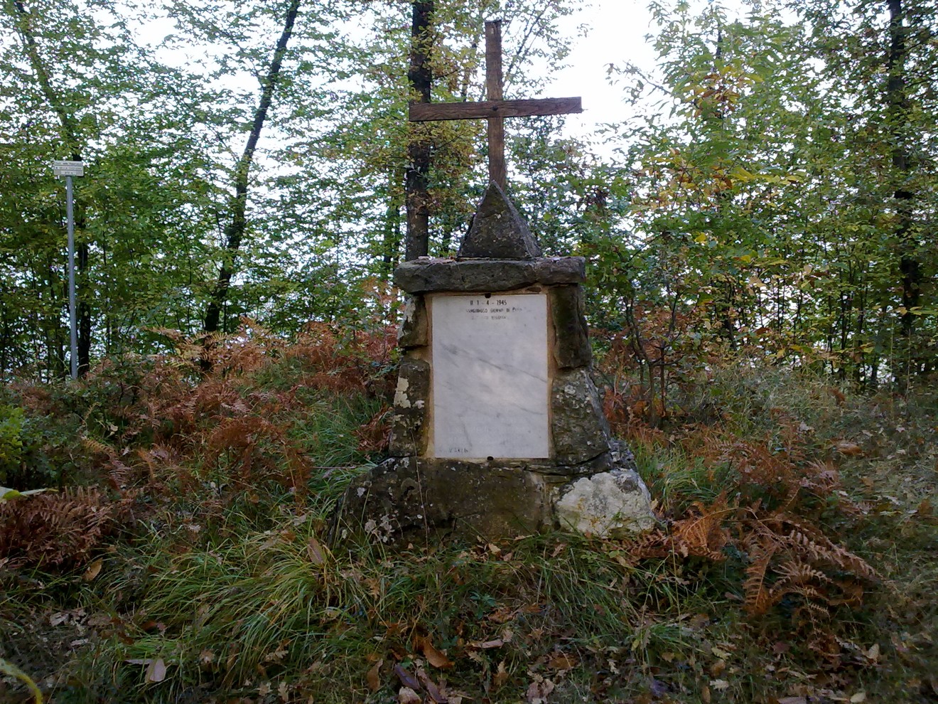Monumento dedicato ai caduti partigiani, situato sul Monte della Castagna, circondato da natura.