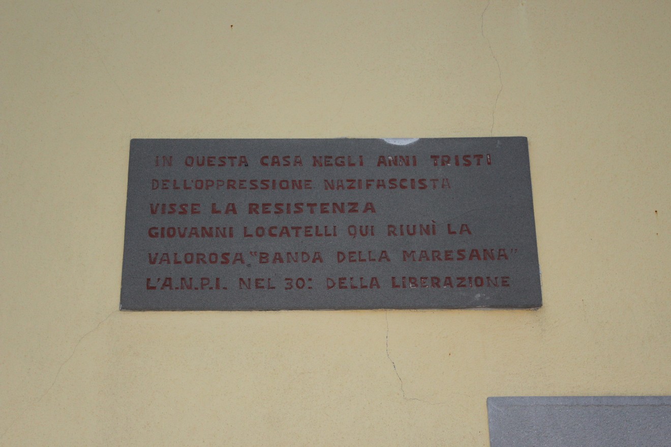 Lapide commemorativa che onora la "Banda della Maresana" e la resistenza contro l'oppressione nazifascista.