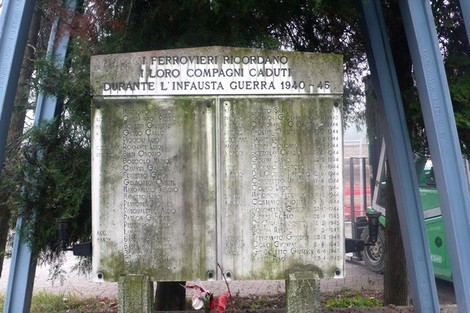 Monumento commemorativo dedicato ai ferrovieri caduti durante la Seconda Guerra Mondiale, con nomi incisi.