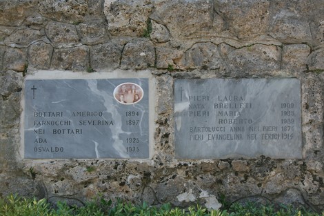 Ossario di Sant'Anna di Stazzema: monumento commemorativo con lapidi in memoria delle vittime della strage.
