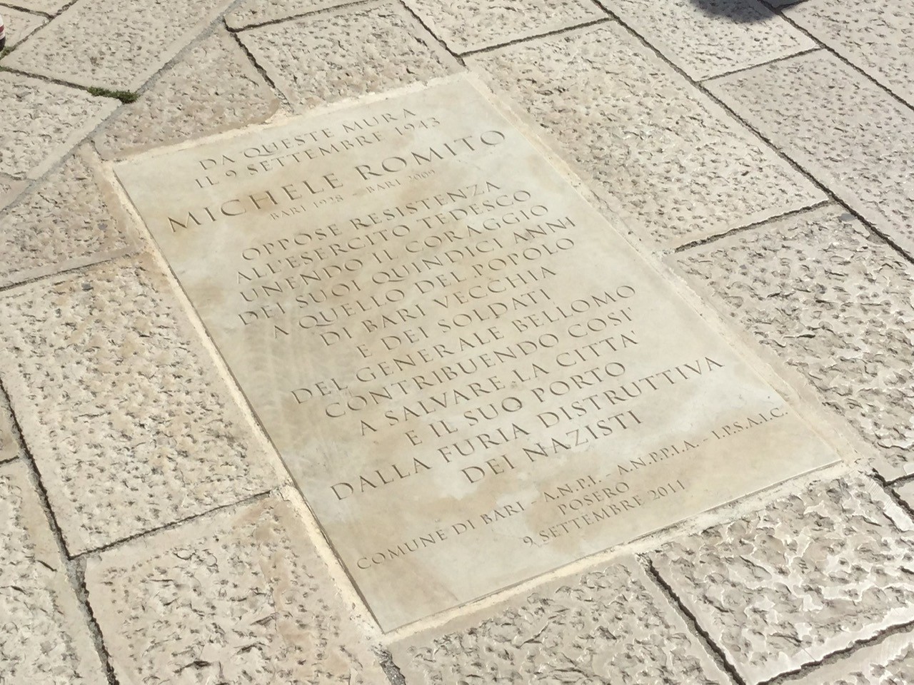 Lapide commemorativa dedicata a Michele Romito, simbolo di resistenza e memoria storica.
