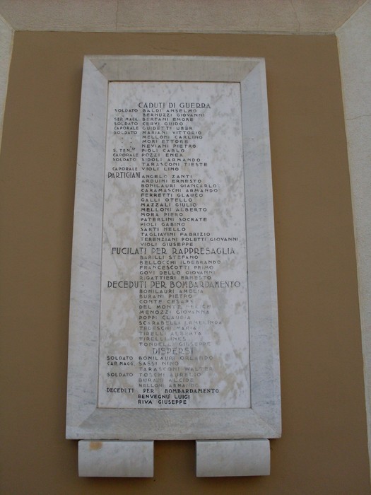 Lapide commemorativa in memoria dei caduti di Cavriago, onore ai militari e partigiani sacrificatisi.