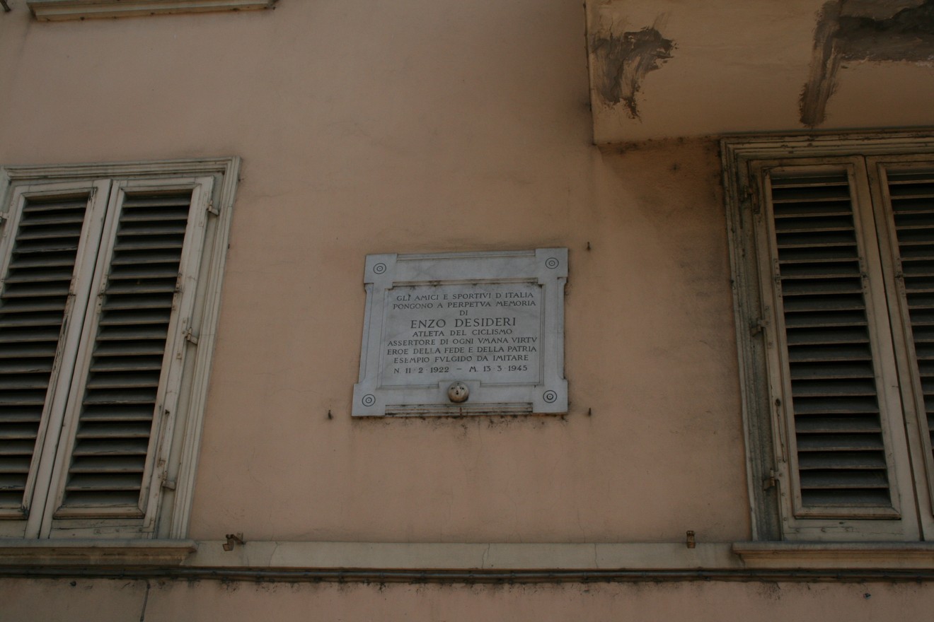 Lapide commemorativa dedicata a Enzo Desideri, situata su un edificio storico.
