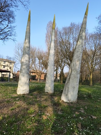 Monumento ai partigiani di Argelato, con tre spinte torri di cemento immerse in un parco alberato.