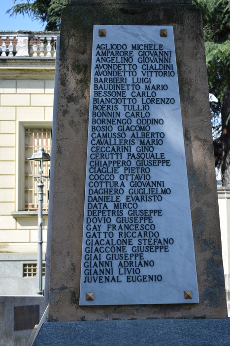Monumento alla Resistenza, con un elenco di nomi incisi su una stele commemorativa.