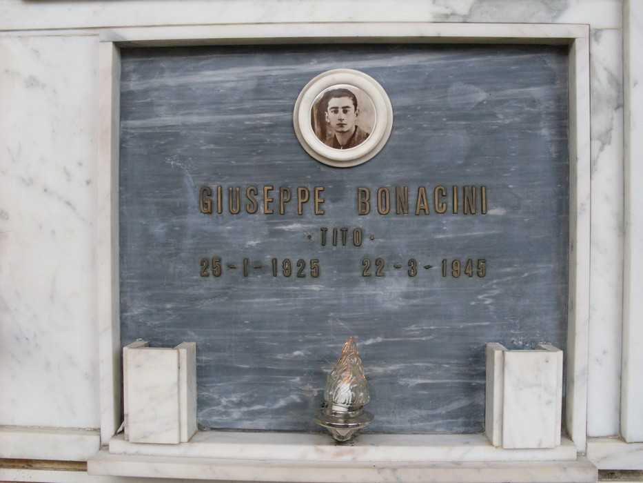 Sacrario dedicato ai caduti per la libertà a Rubiera, con epigrafi commemorative e un'immagine.