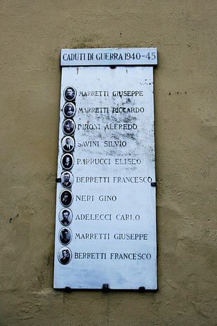 Lapide commemorativa dedicata ai caduti di Campigno durante la Seconda Guerra Mondiale.