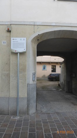 Pietra d'inciampo dedicata a Rossi, in un vicoletto caratteristico. Richiama la memoria storica del luogo.